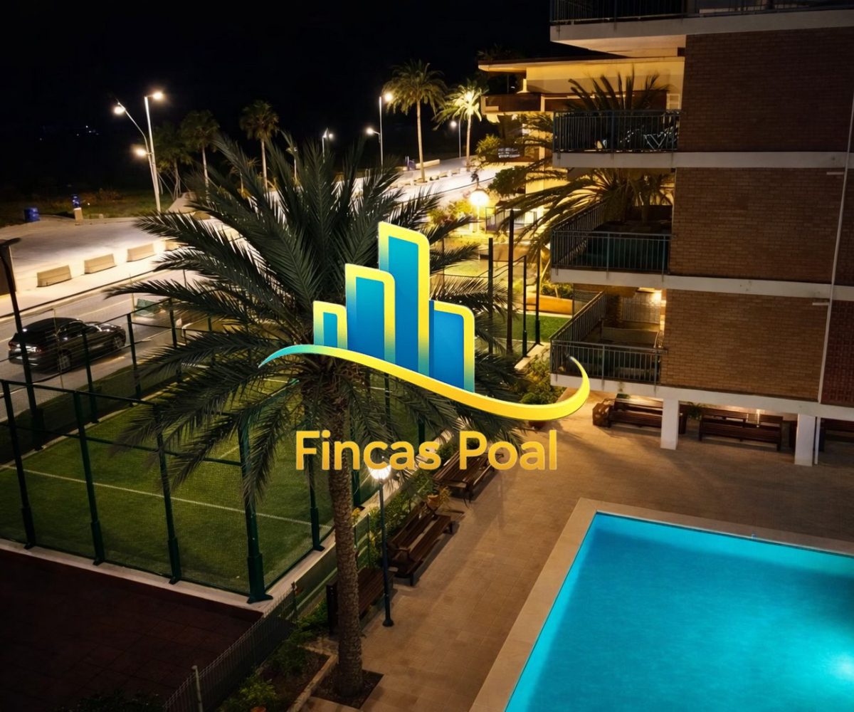 Vistas abiertas desde terraza privada en piso en venta en Castelldefels