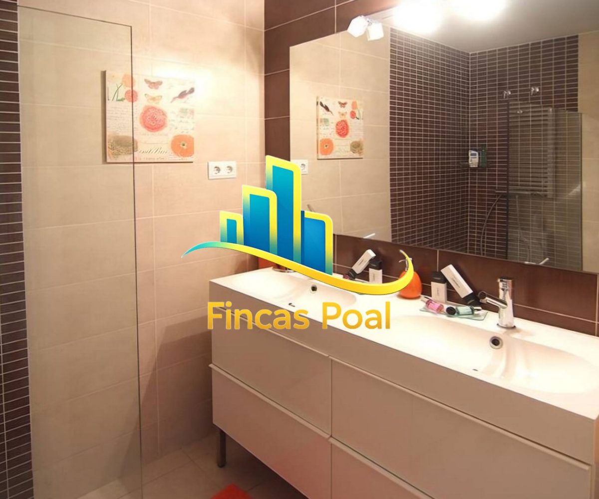 Cocina equipada en piso en venta en Castelldefels cerca del mar