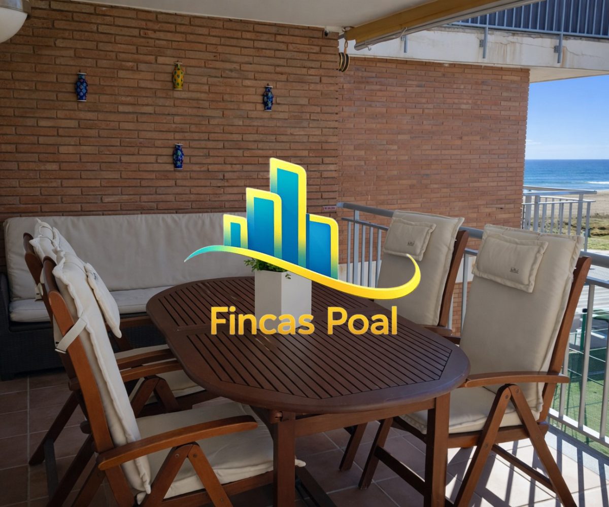 Salón comedor con terraza en piso en venta en Castelldefels Baixador