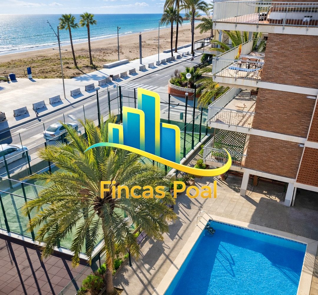 Zonas comunes ajardinadas en complejo residencial en Castelldefels