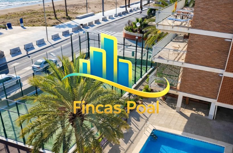 Zonas comunes ajardinadas en complejo residencial en Castelldefels