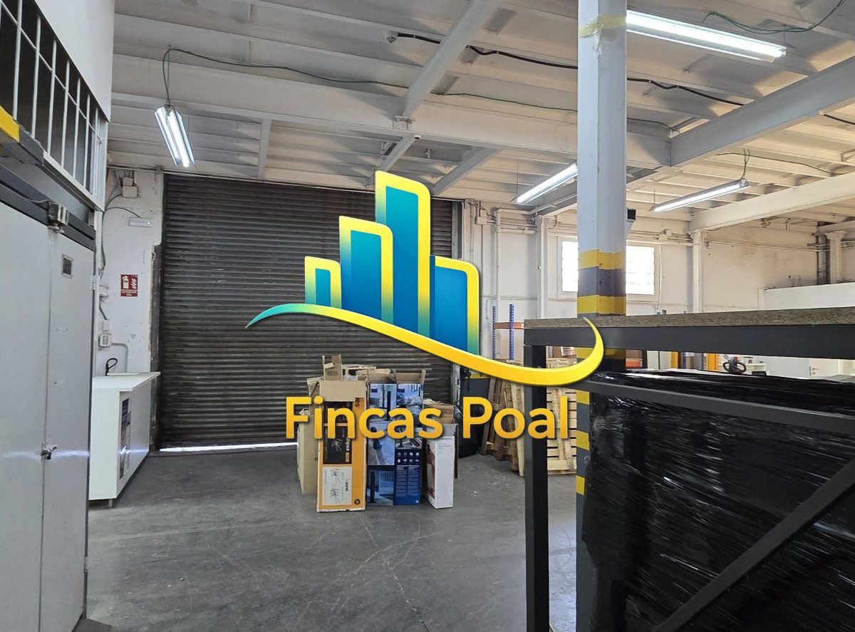 Zona de aparcamiento y maniobra en nave industrial en Rubí
