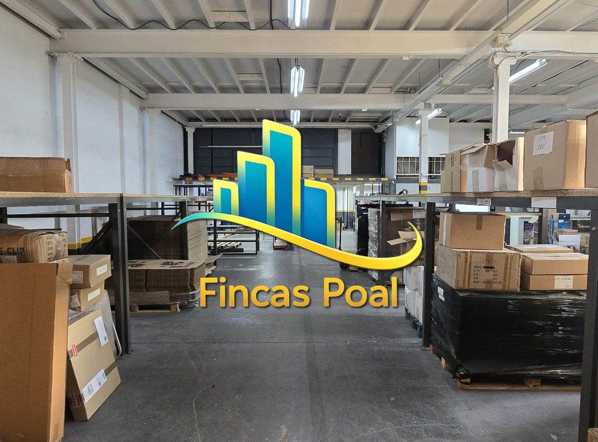 Interior de nave industrial en Rubí con amplia zona de trabajo